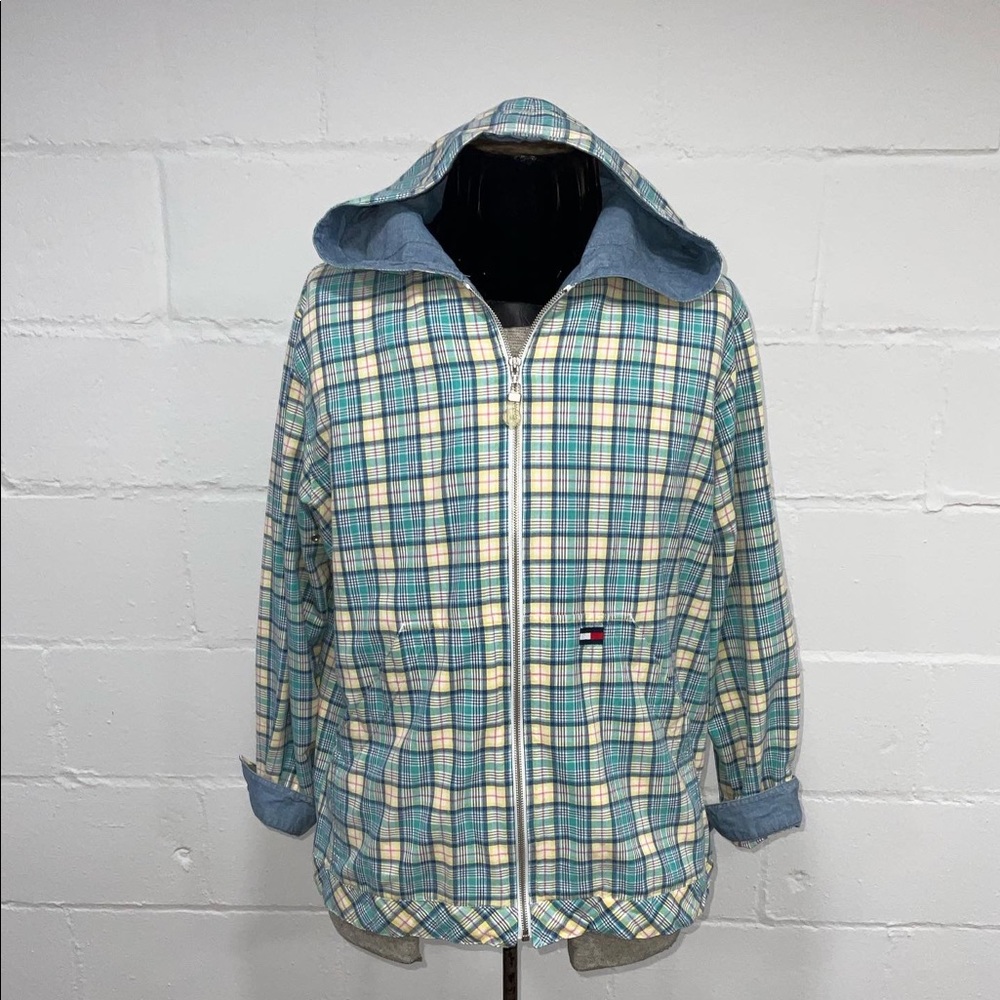 Super cool Tommy jacket size medium fits like a size medium.